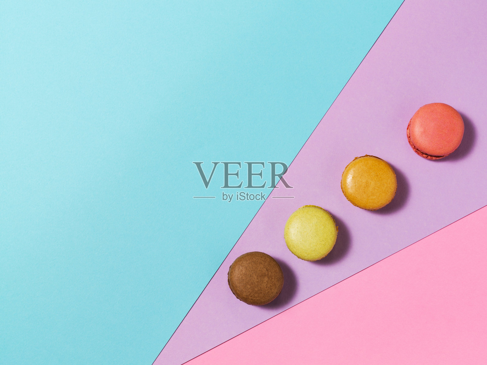 高角度视图排列蛋白杏仁饼干在一个彩色的背景照片摄影图片