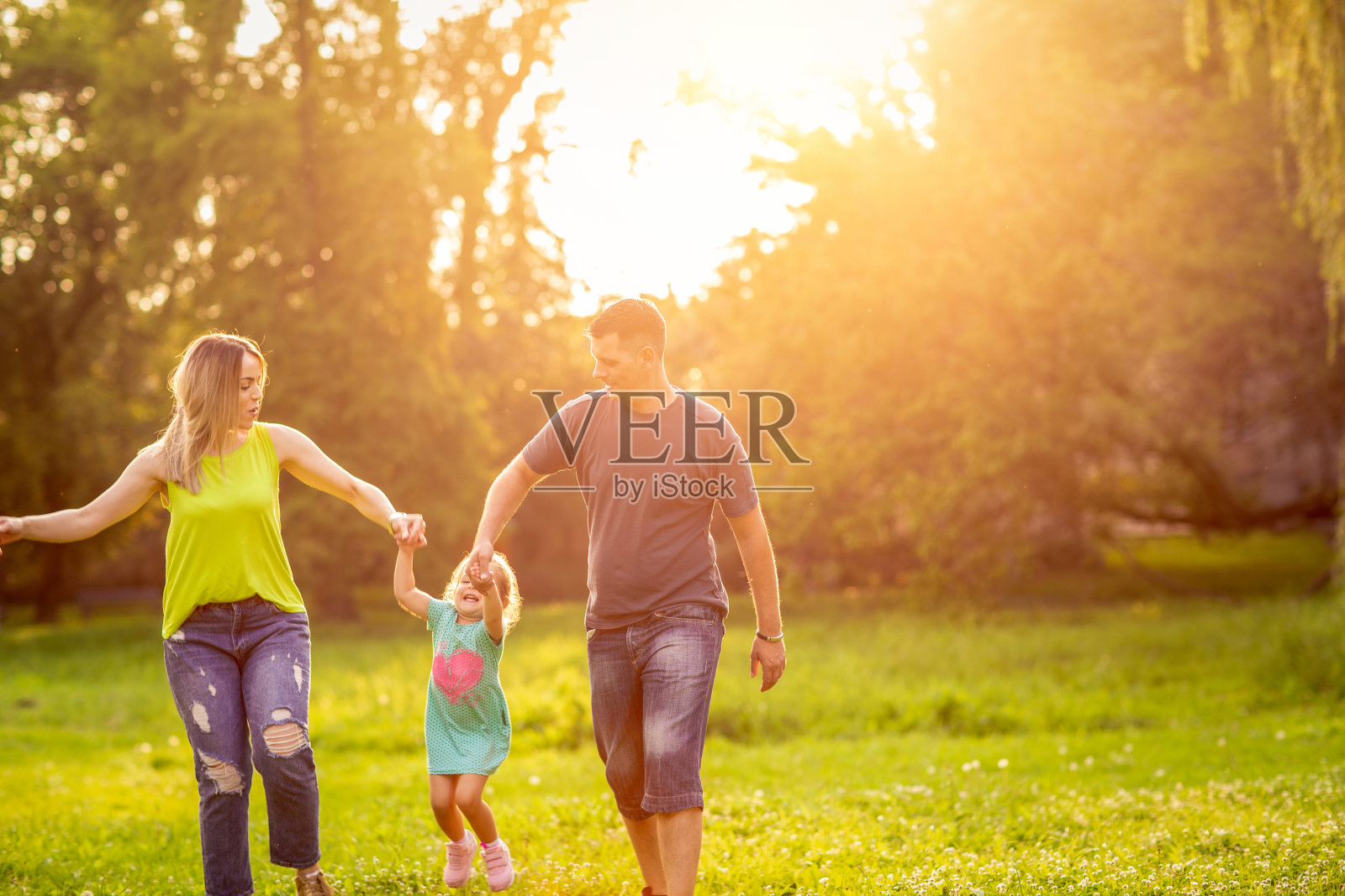 有趣的时间-家庭和孩子享受在公园照片摄影图片