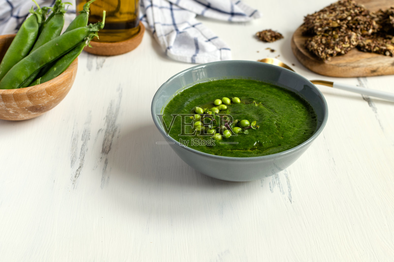 青豆素汤在灰色蝴蝶结白色木桌上，种子饼干-减肥食品，减肥照片摄影图片