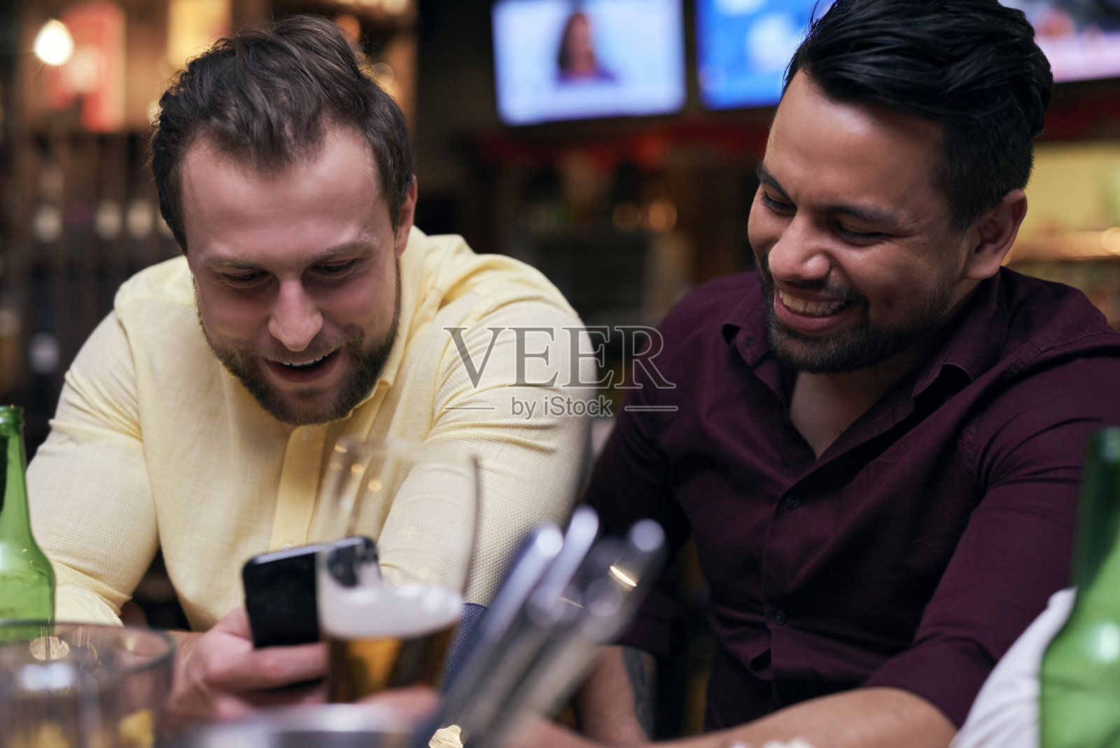 在酒吧里用手机的男人照片摄影图片
