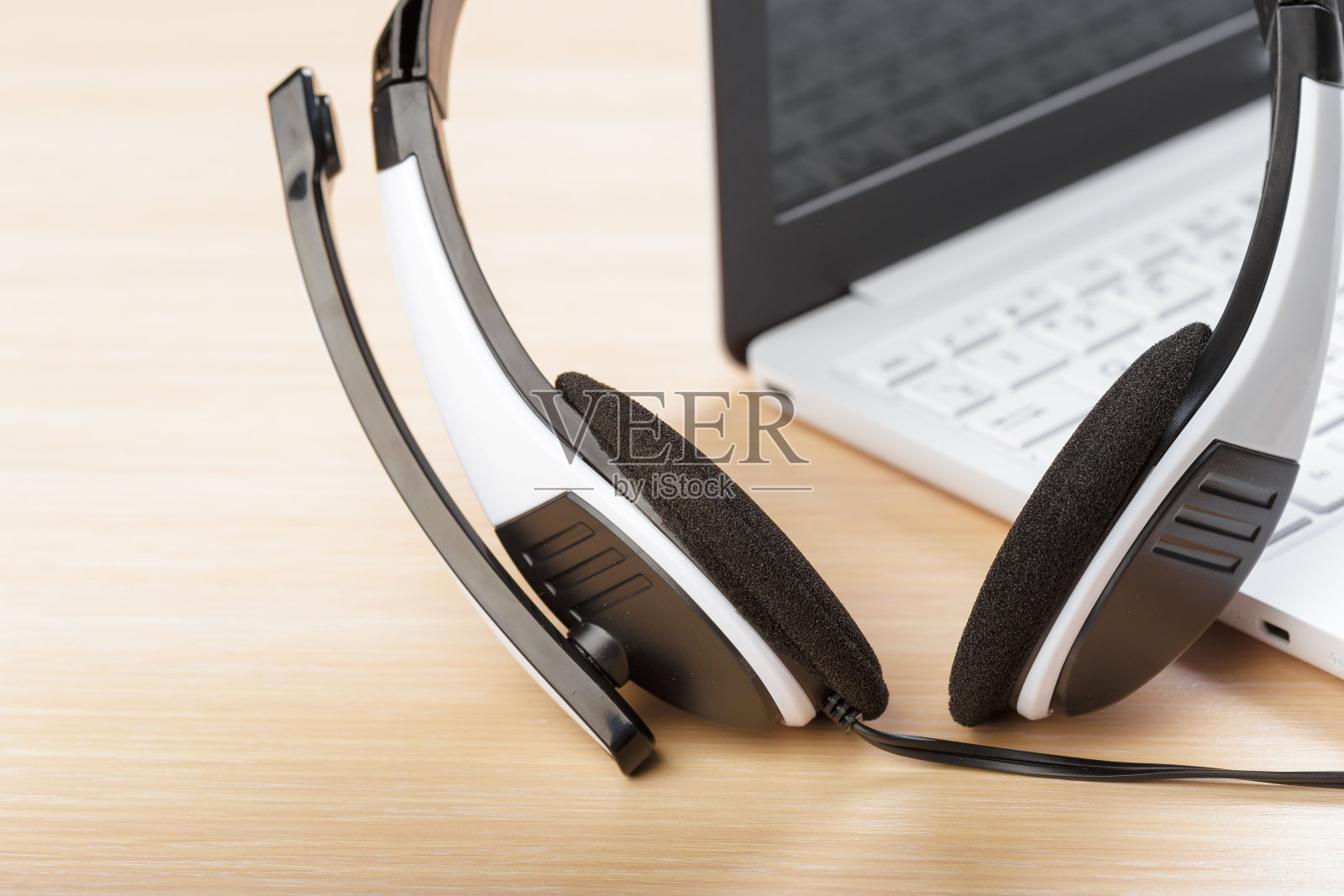 键盘电脑笔记本上的耳机照片摄影图片