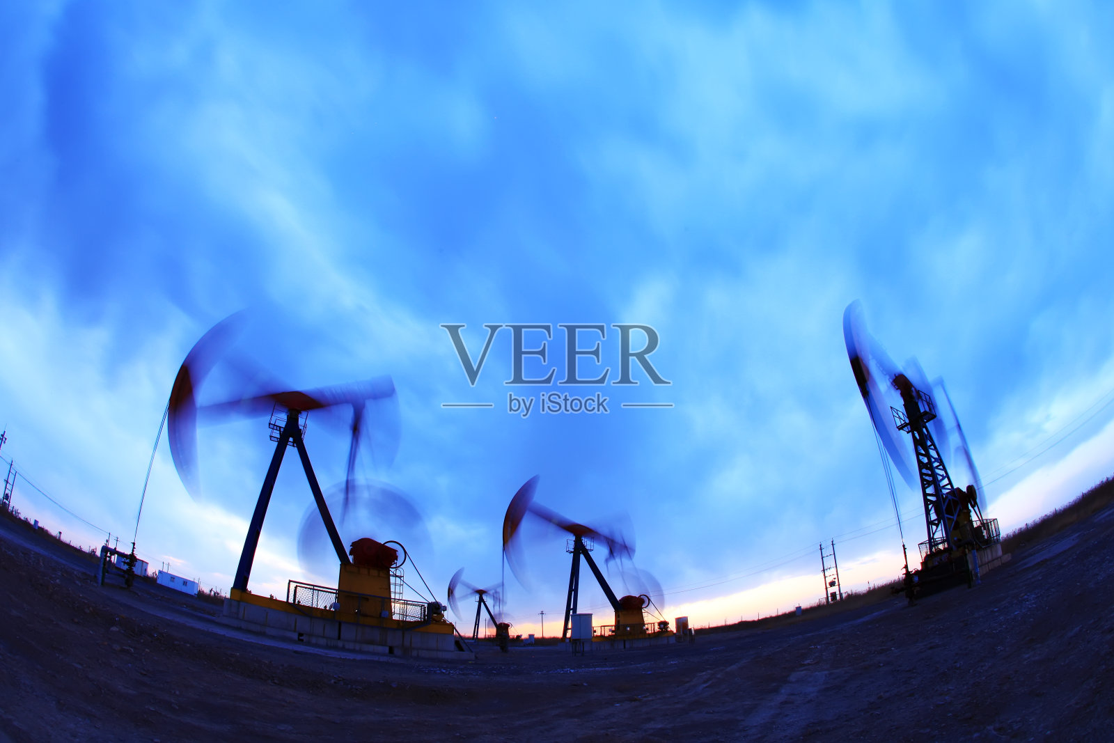 晚上，油泵的轮廓照片摄影图片