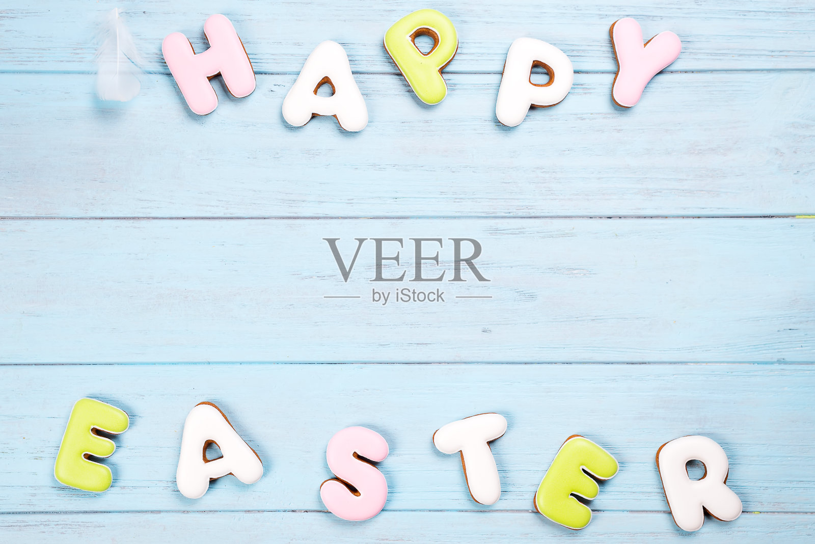 美味的复活节饼干背景。鸡蛋与不同的图案糖霜在蓝色木制背景照片摄影图片