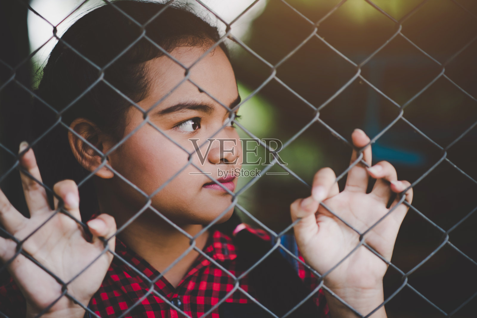 笼子里的悲伤女孩照片摄影图片