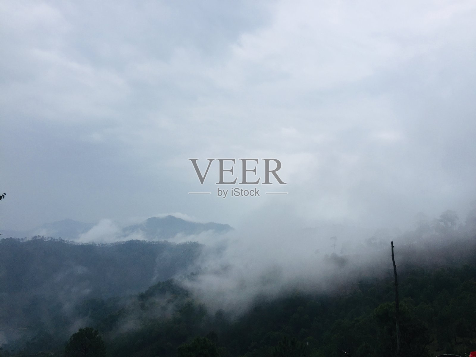 朦胧的山景照片摄影图片