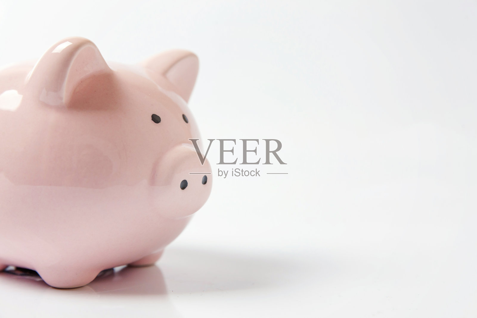 粉红色的储蓄罐孤立在白色的背景照片摄影图片