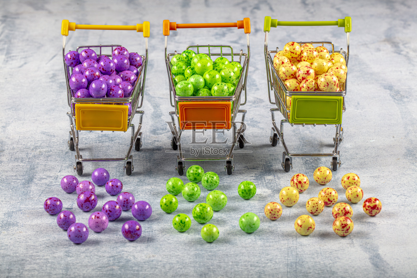 五彩缤纷的巧克力糖果。彩色烤鹰嘴豆糖果。节日概念(日概念)。照片摄影图片