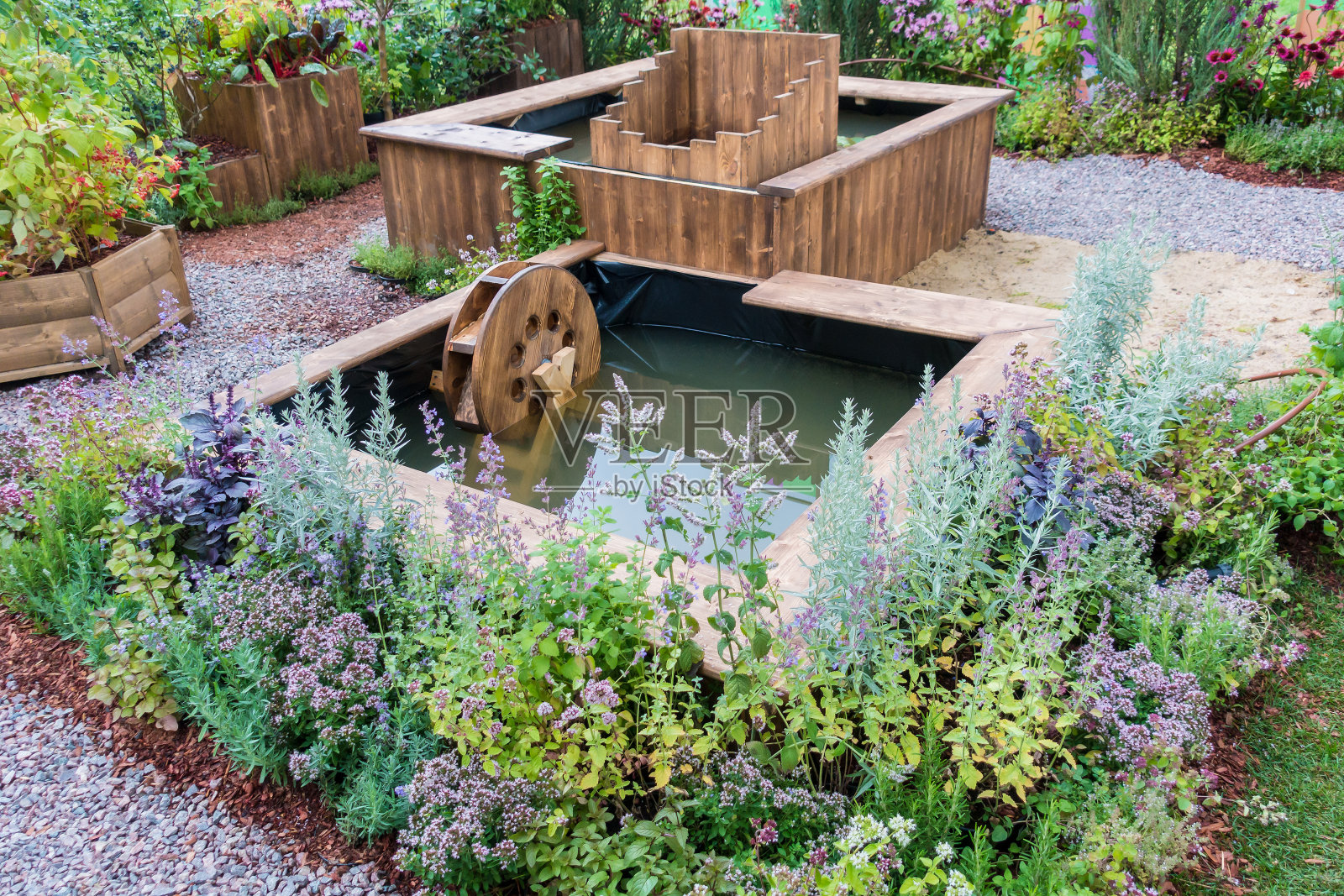 带池塘的优美古典花园照片摄影图片