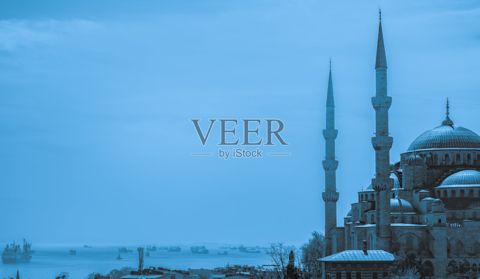 蓝色清真寺的尖塔和圆顶，背景是博斯普鲁斯海峡和马尔马拉海，土耳其伊斯坦布尔。照片摄影图片