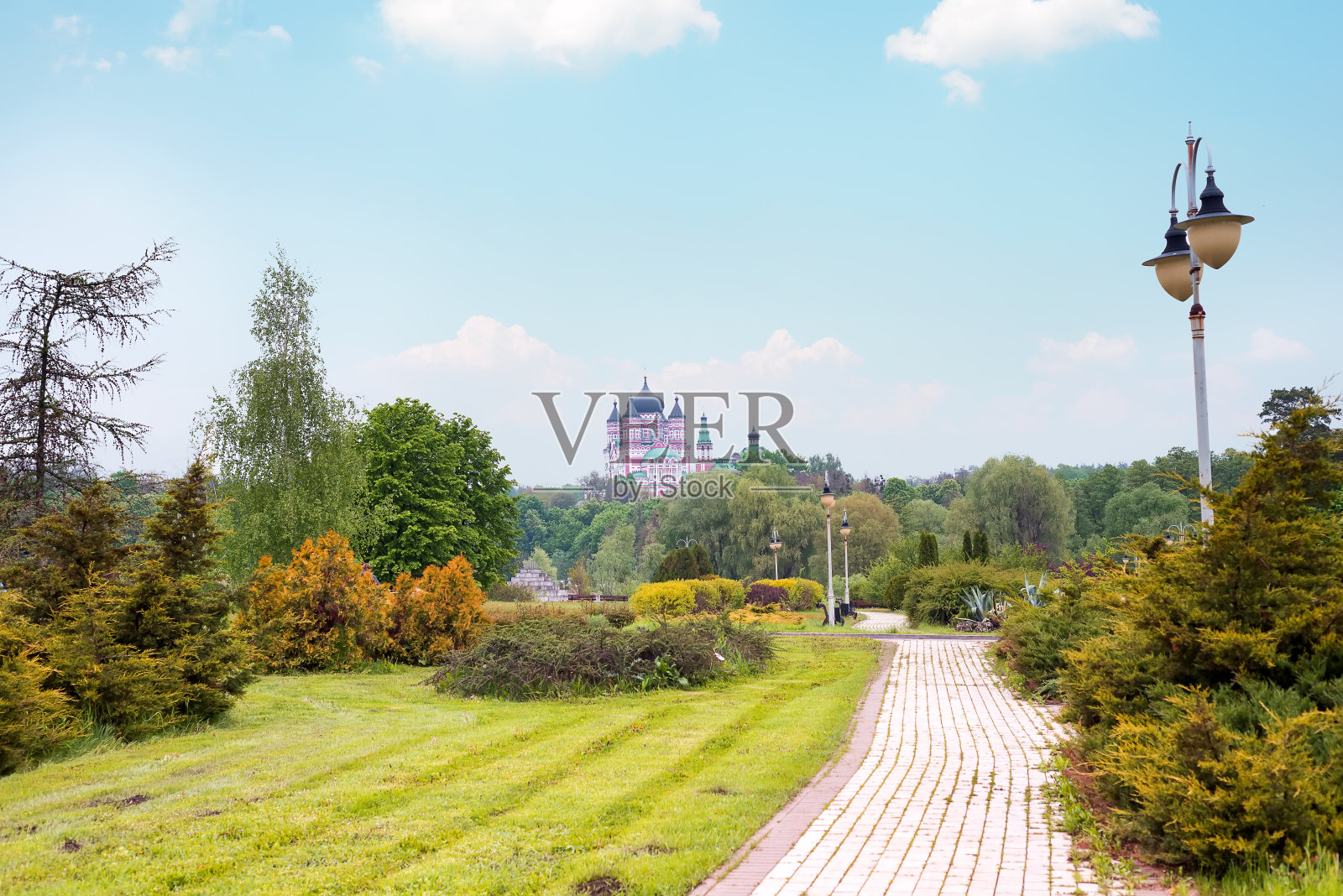 Feofaniya美丽的公园景观基辅，乌克兰。在Theofaniya公园Panteleimon大教堂的观点照片摄影图片