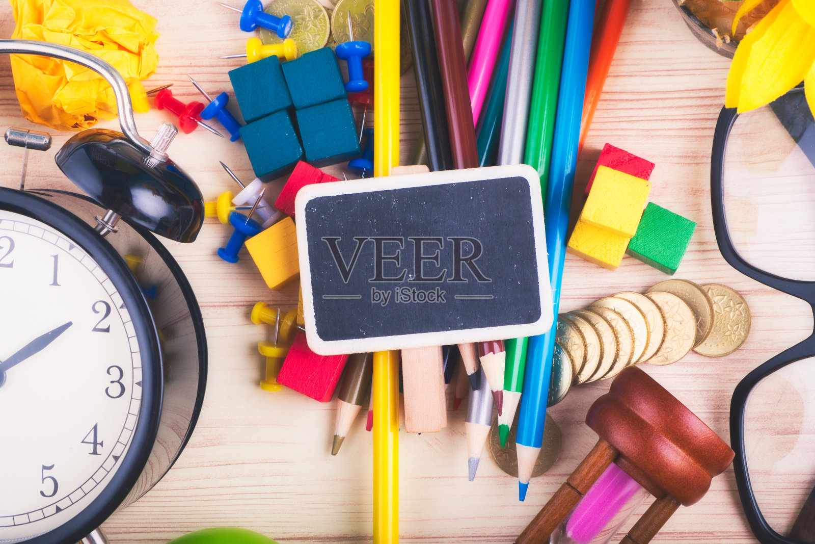 平铺顶视图拍摄，分散的家庭办公工作空间或办公桌的配件和文具概念照片摄影图片