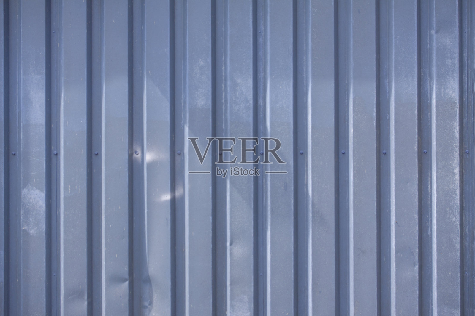 近距离的照片从一个工业建筑立面与极简主义风化的垂直金属型材条纹。的背景图片。照片摄影图片