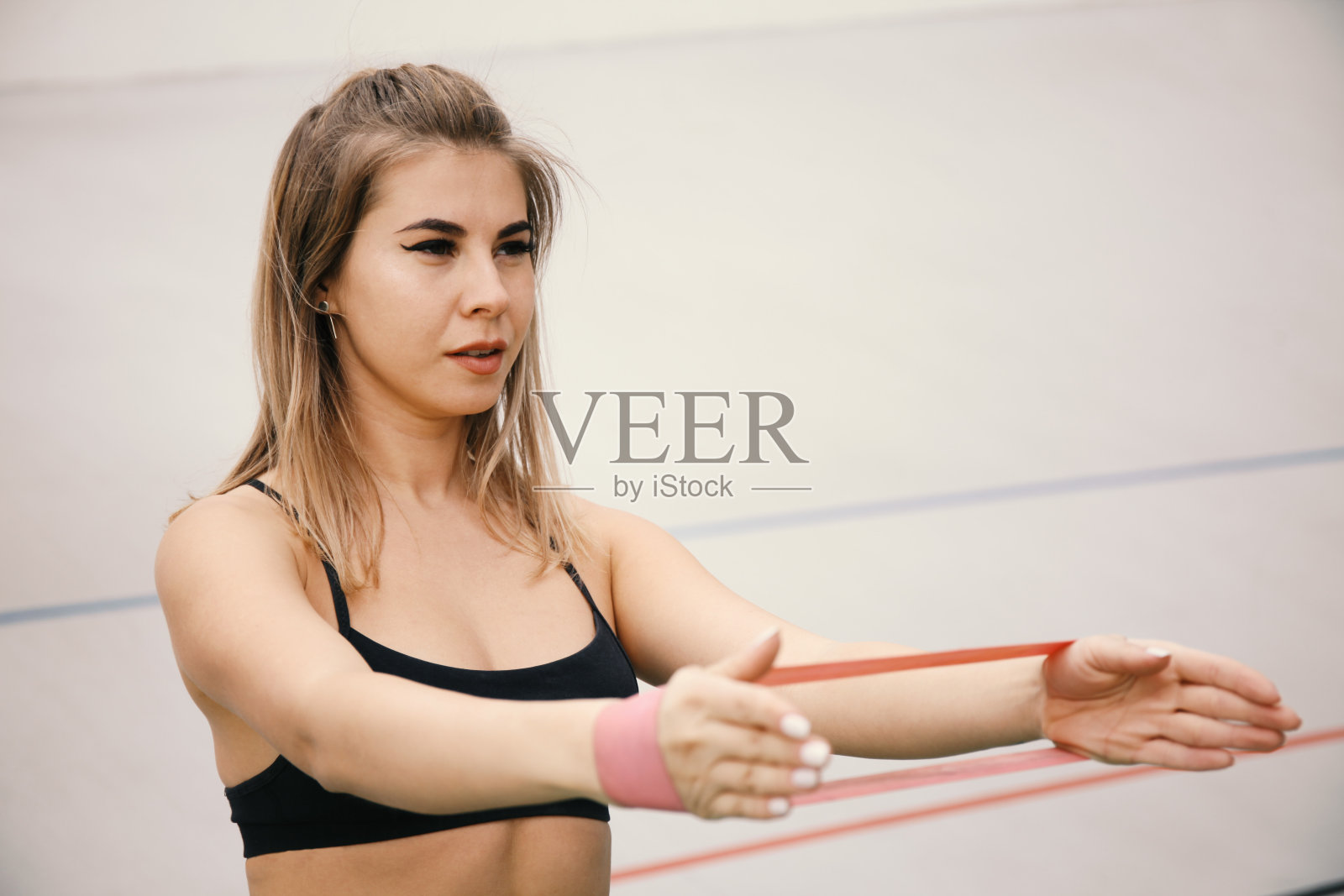 成年妇女在户外健身和运动。健康的生活方式,培训照片摄影图片