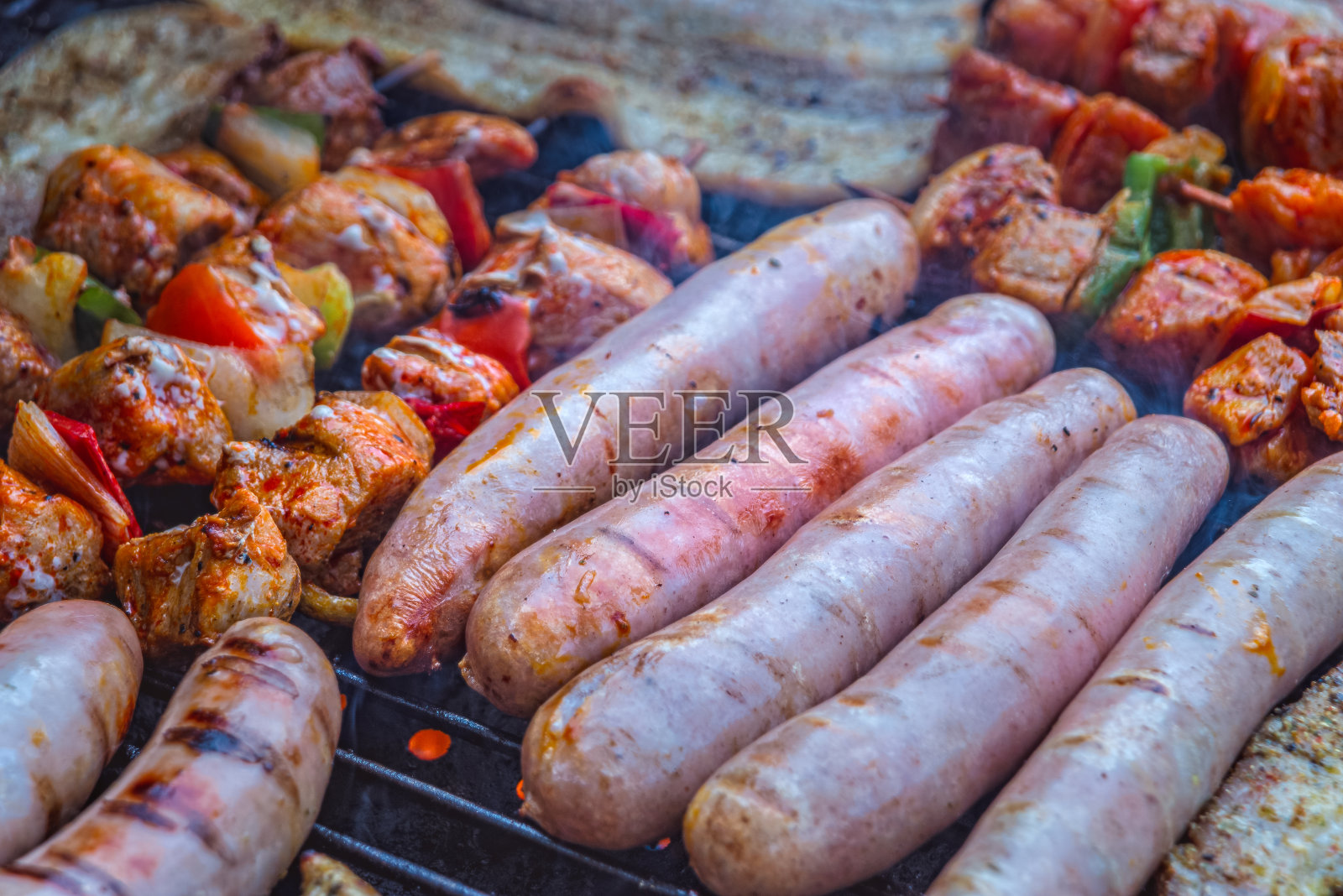 烤香肠串和培根照片摄影图片