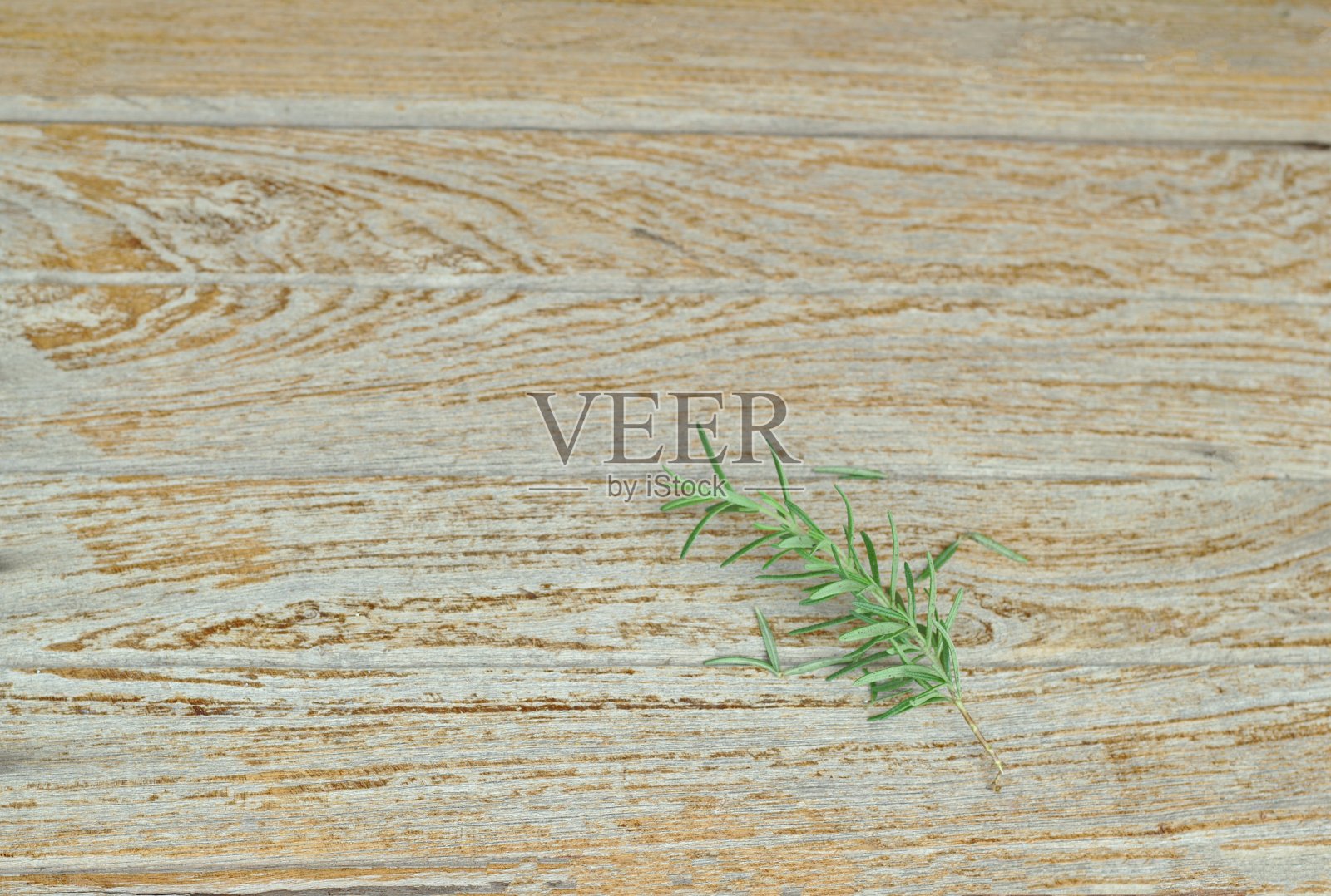 松树在地板上的旧木桌上。把松树的树枝放在棕色的木地板上作圣诞装饰，并留有拷贝空间照片摄影图片