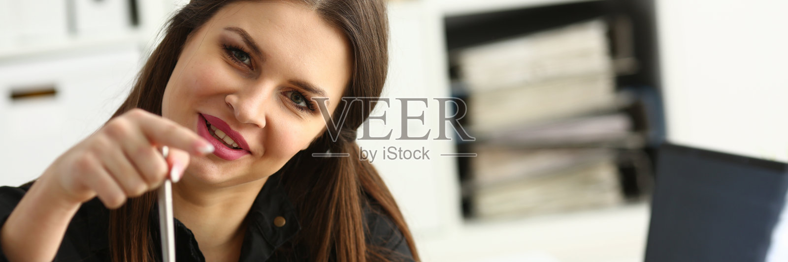 美丽微笑的女职员在工作场所与访客交谈照片摄影图片