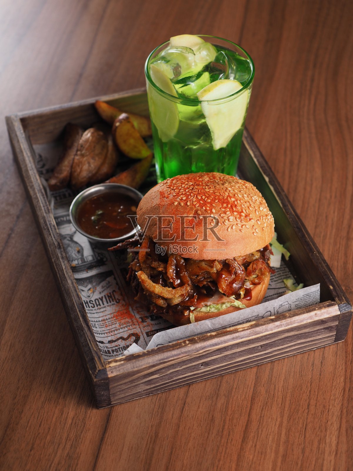 汉堡和柠檬水照片摄影图片