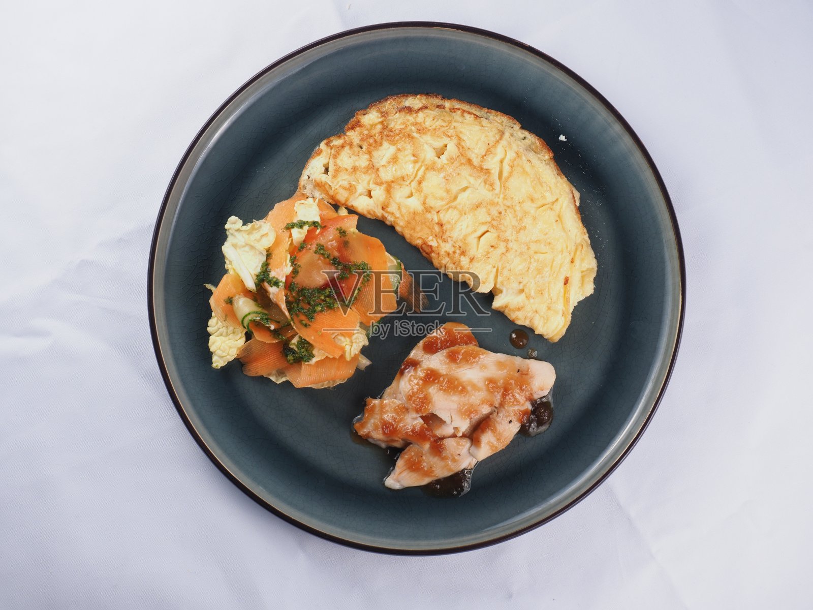 早餐盘，有炒鸡蛋，肉和蔬菜沙拉照片摄影图片