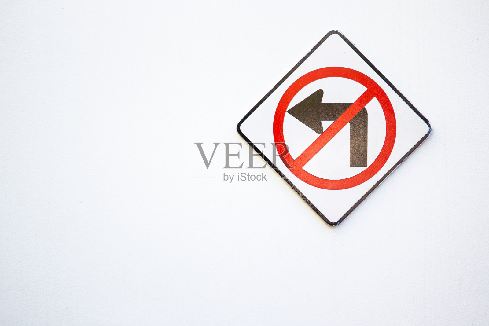 白色墙壁背景上不要左转。照片摄影图片