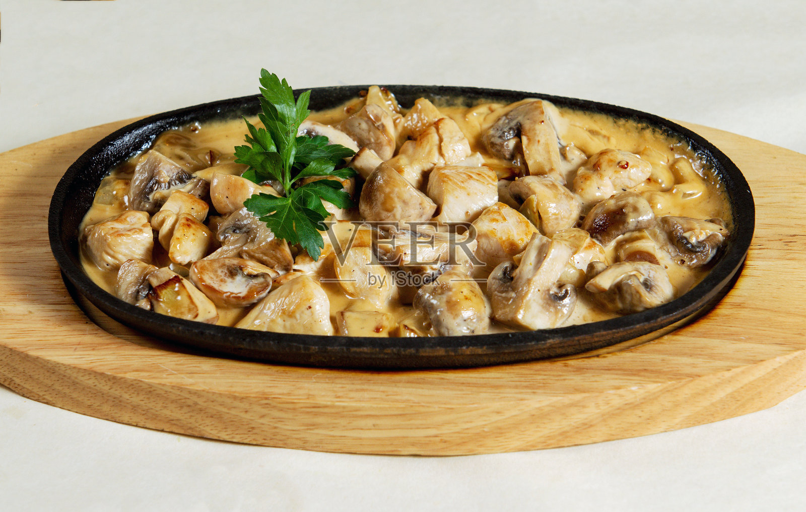 用平底锅炖蘑菇照片摄影图片