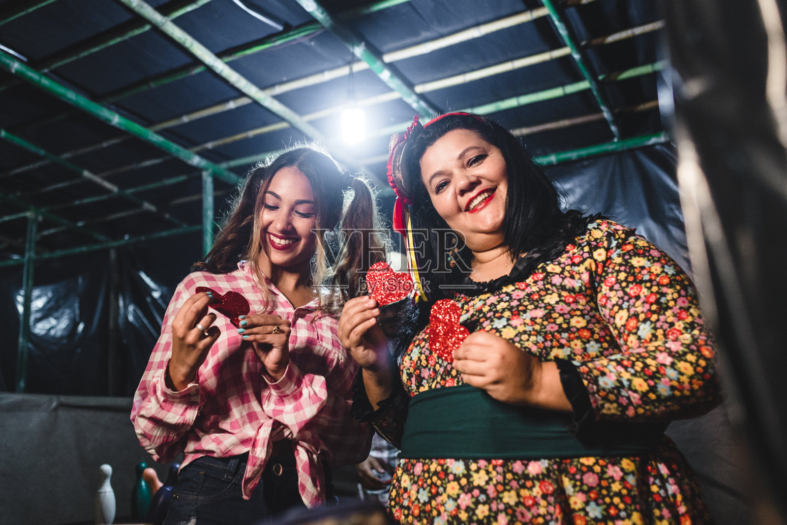 肖像两个微笑的女人在帐篷的爱在巴西朱尼纳节照片摄影图片