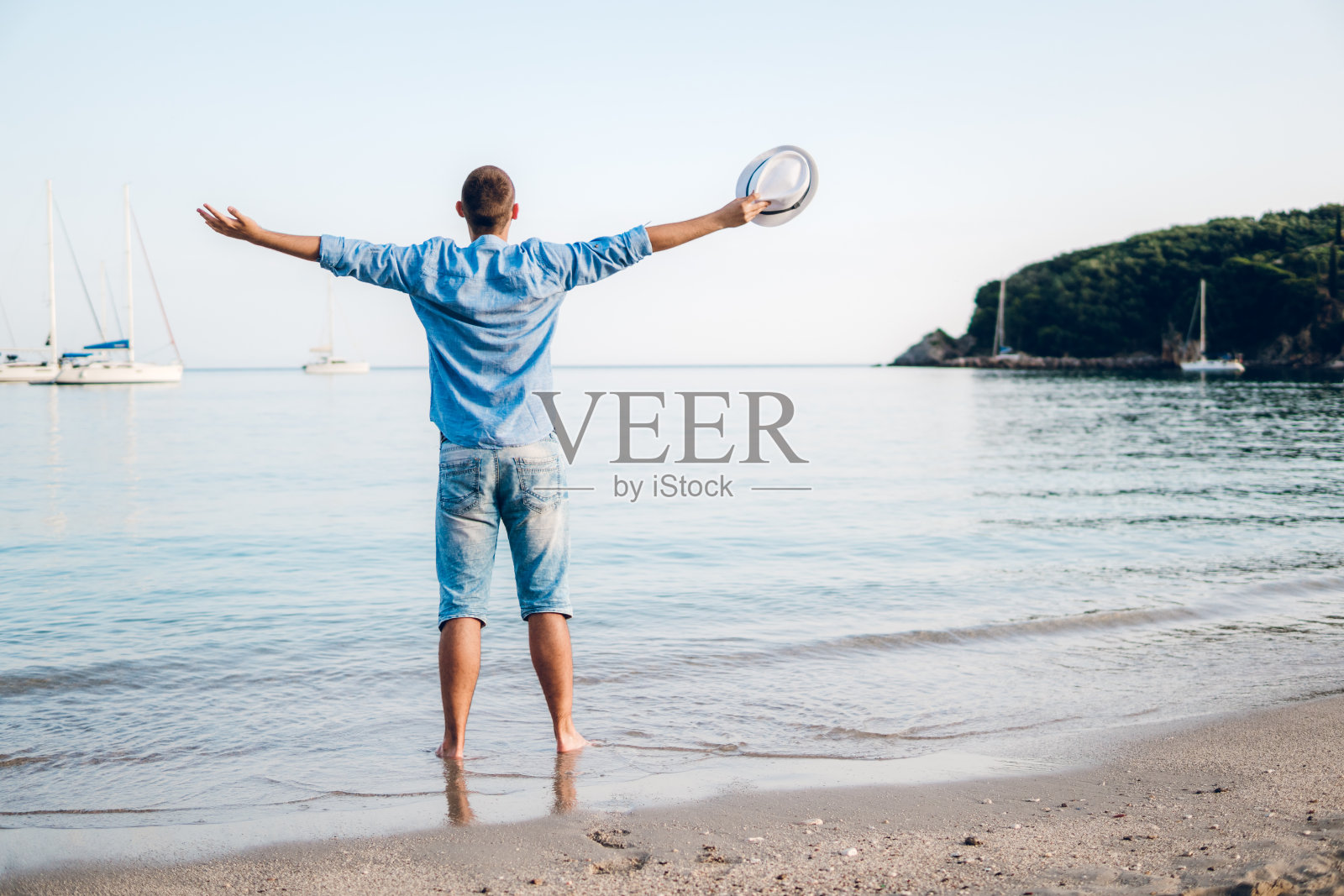 海滩上快乐的年轻人照片摄影图片