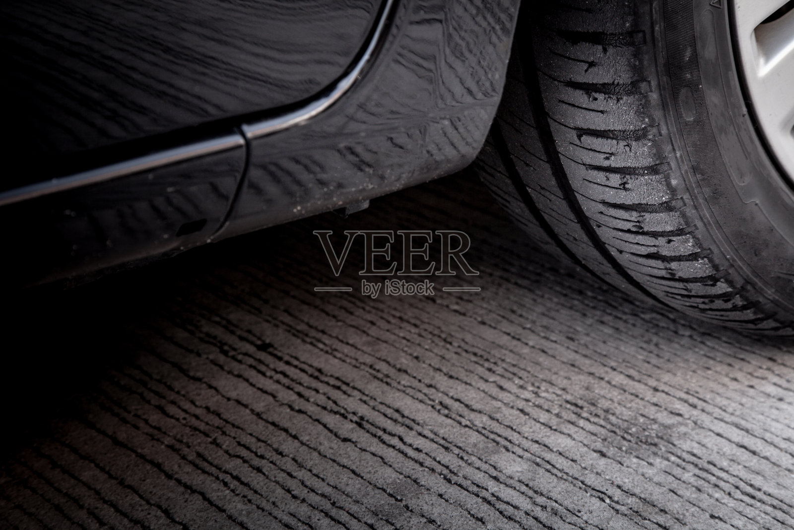 轮胎磨损概念。使用胎面磨损殆尽的旧车轮胎的危险。照片摄影图片