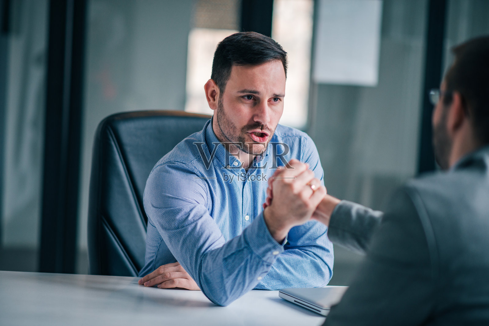 坚定的握手，建立信任的伙伴关系。照片摄影图片