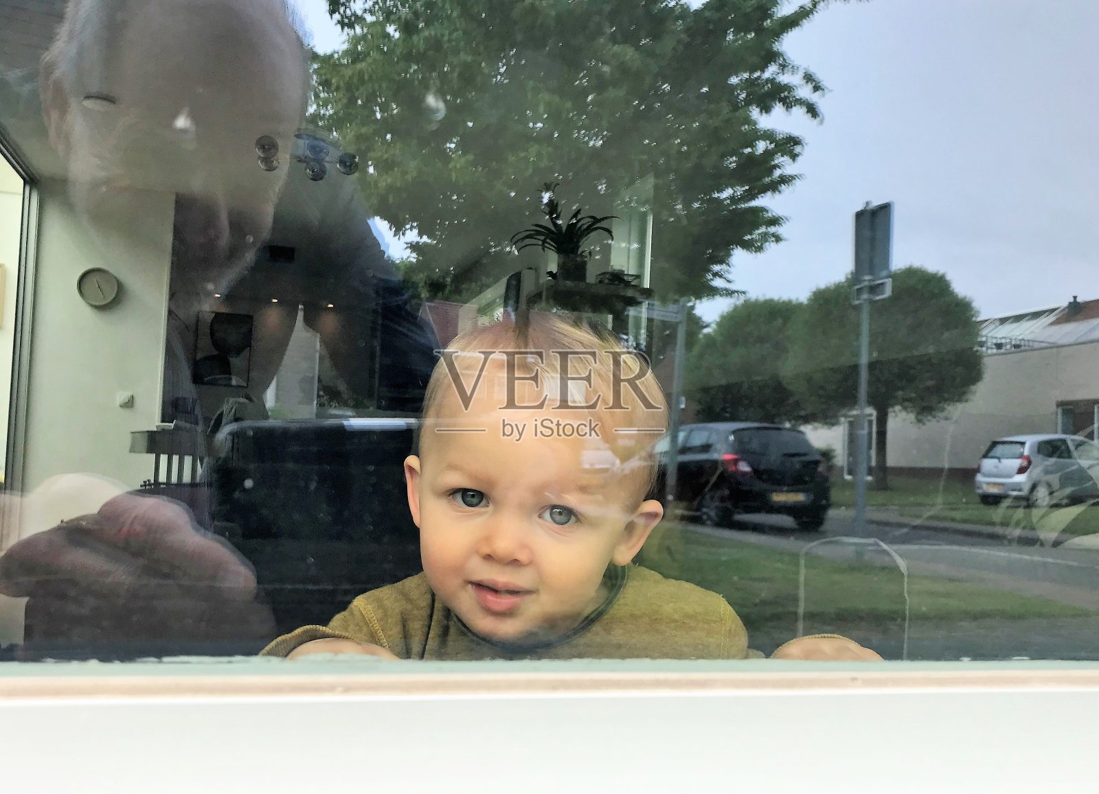 小男孩玩照片摄影图片