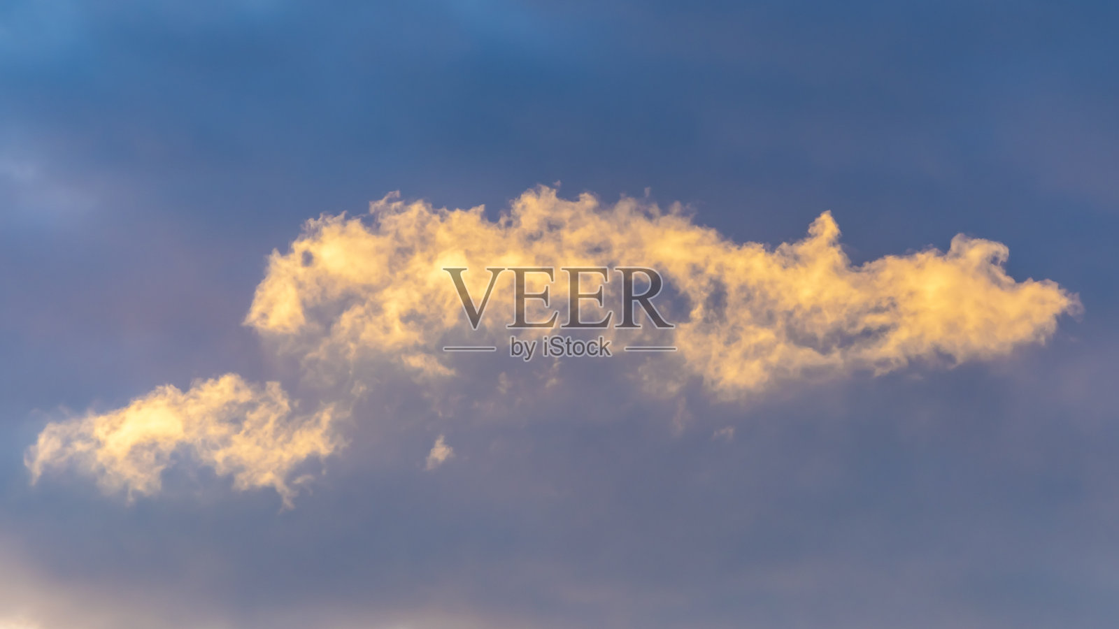 一望无际的蓝天，阳光照耀下的朵朵白云照片摄影图片