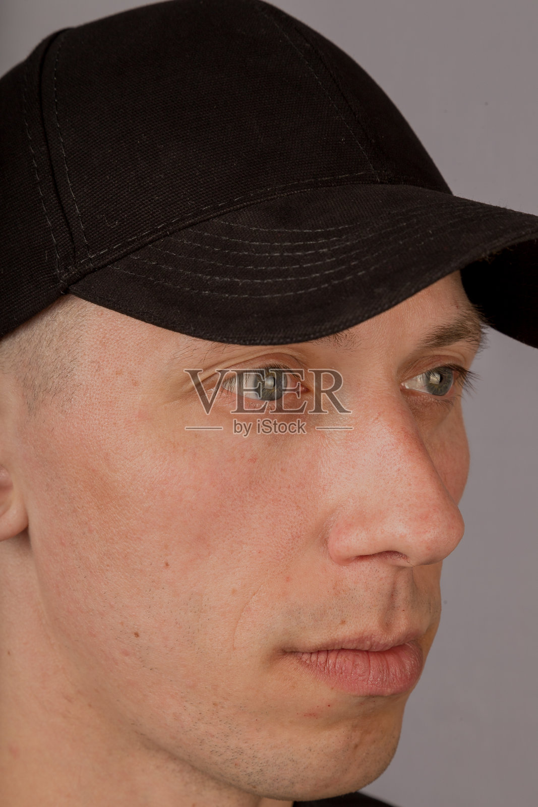 灰色背景上戴着头饰的英俊年轻人照片摄影图片