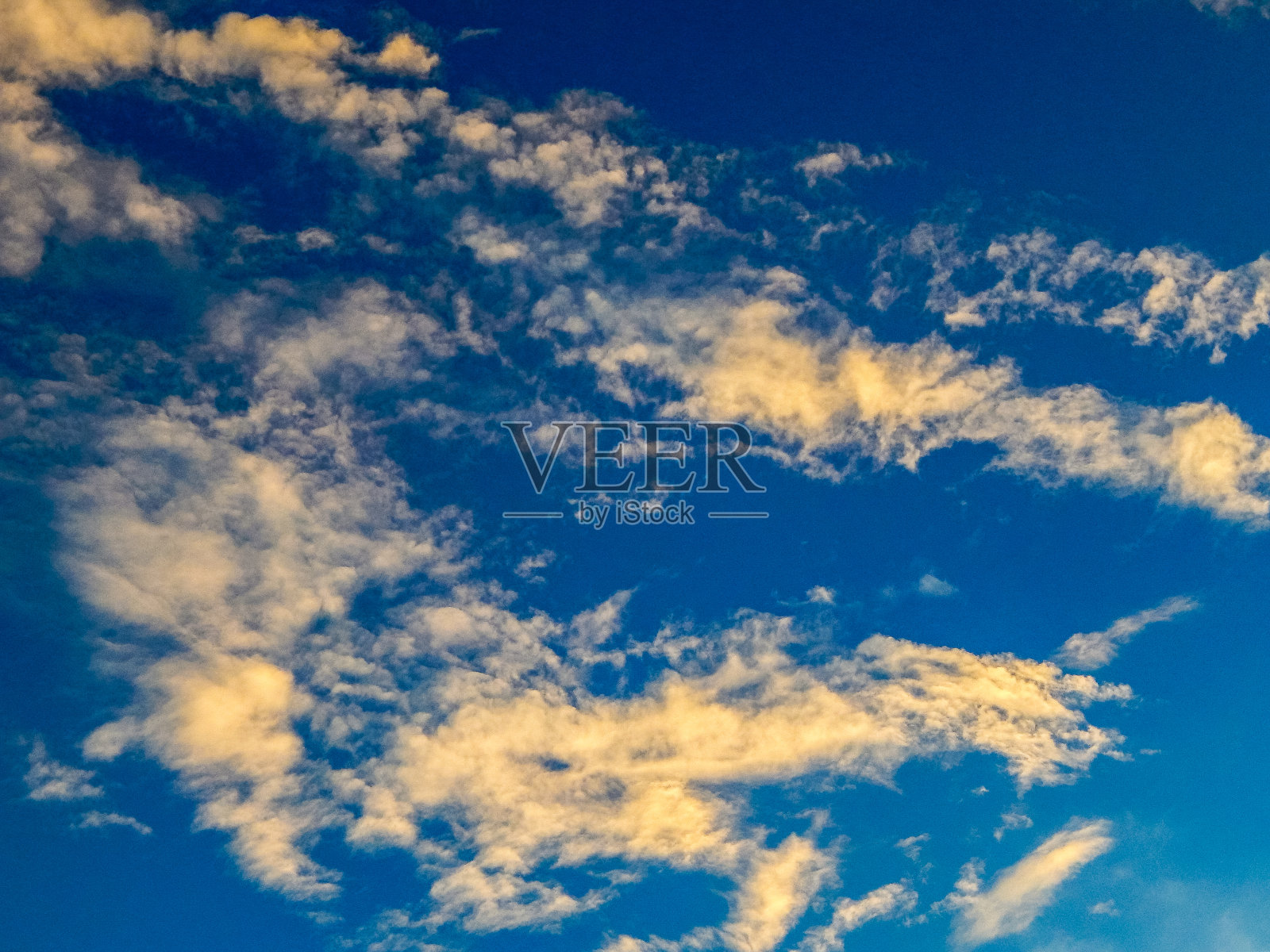 蓝色天空中的卷云照片摄影图片