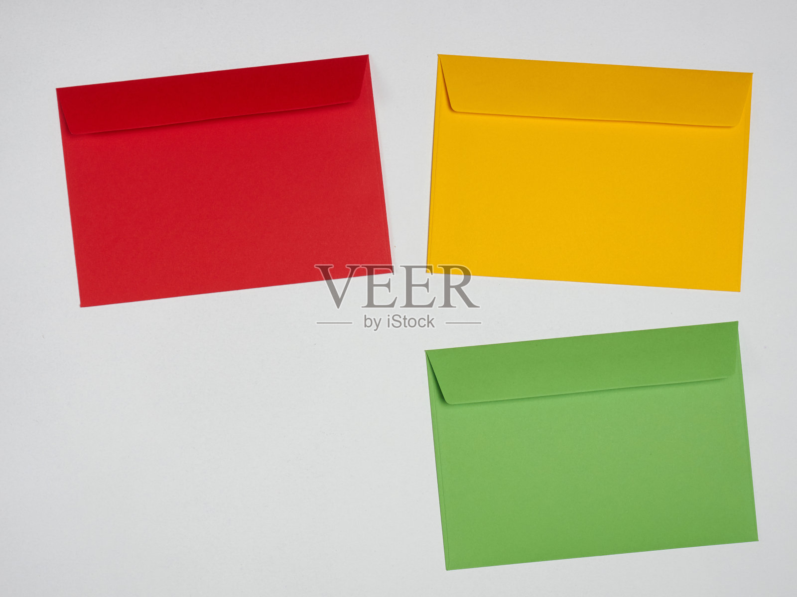 红色，黄色，绿色信封上的白色背景照片摄影图片