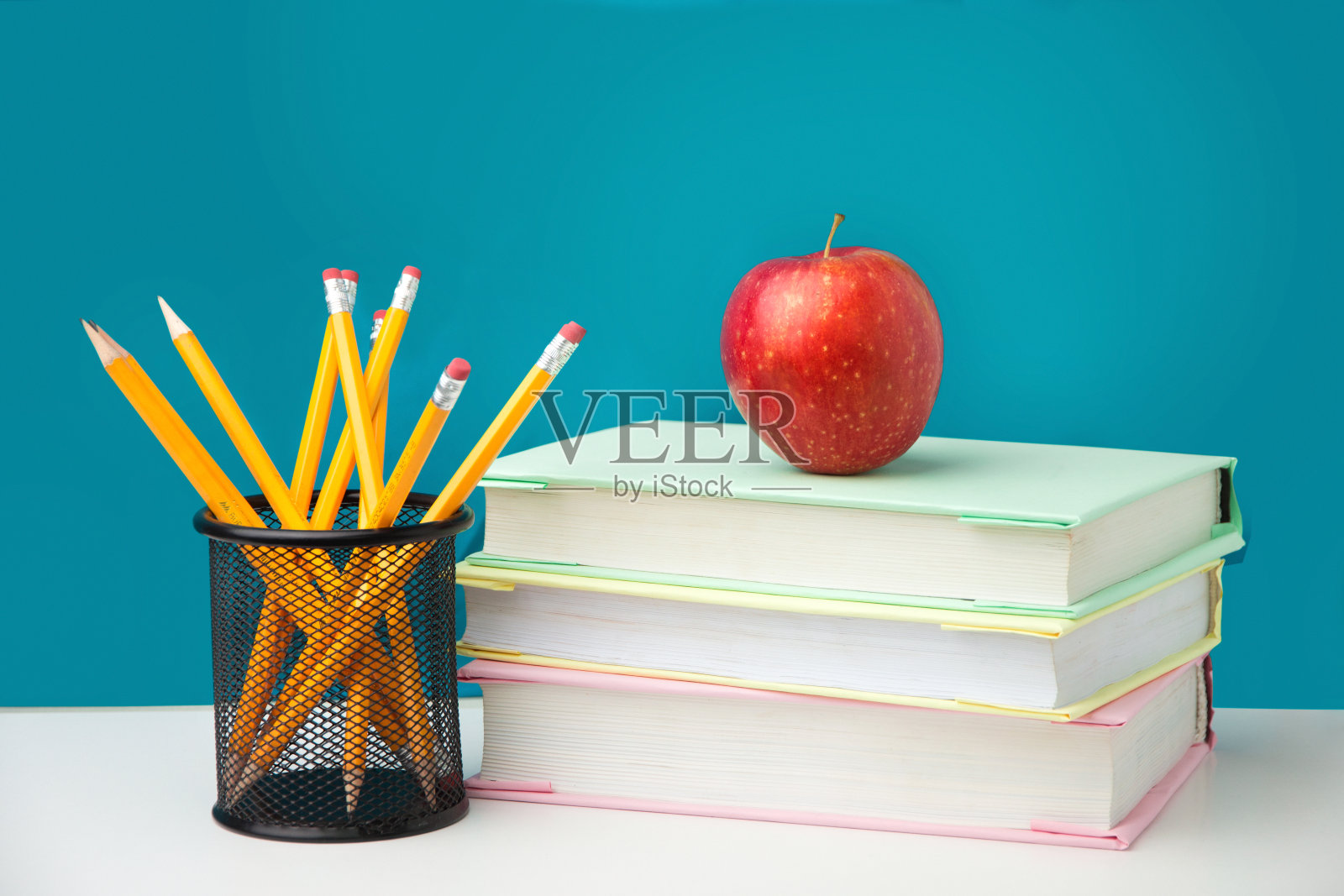 带着书、铅笔和苹果回到学校插画图片素材