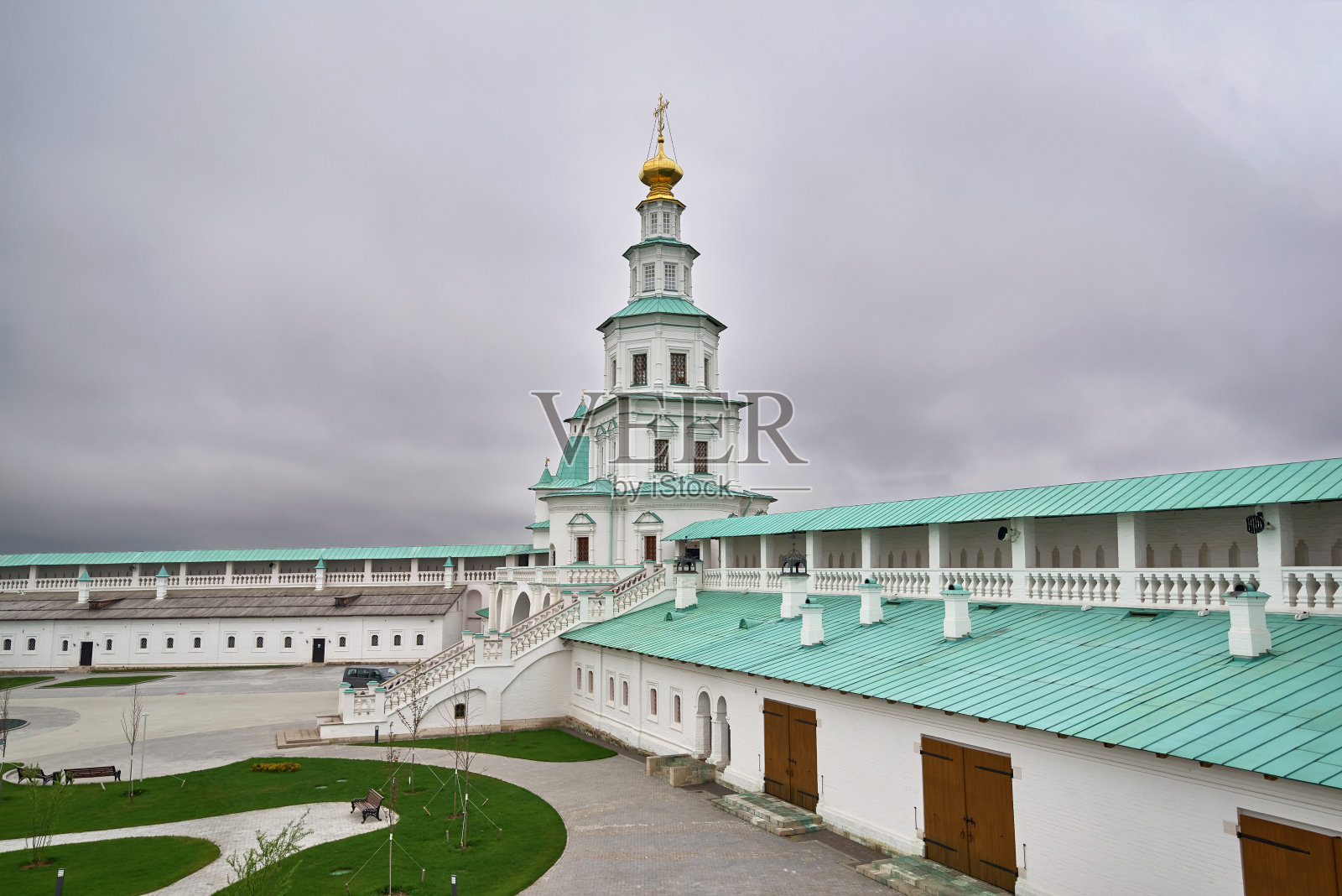 在一个多云的早晨，俄罗斯莫斯科州伊斯特拉的新耶路撒冷修道院的白色石塔照片摄影图片