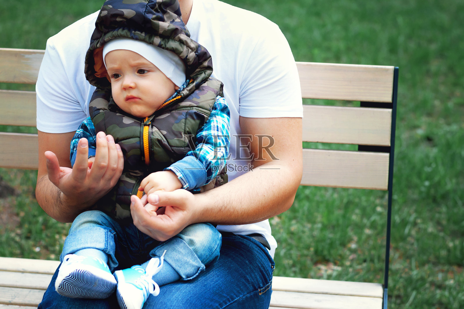 希尔德在爸爸的怀里照片摄影图片