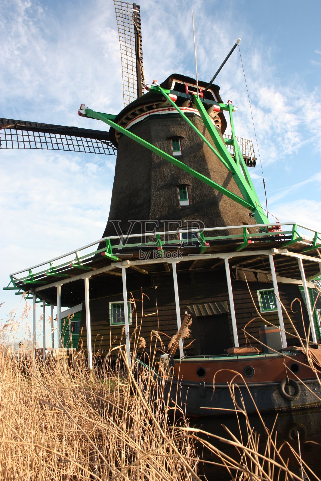 古老的荷兰木制风车在扎恩河的水面上照片摄影图片