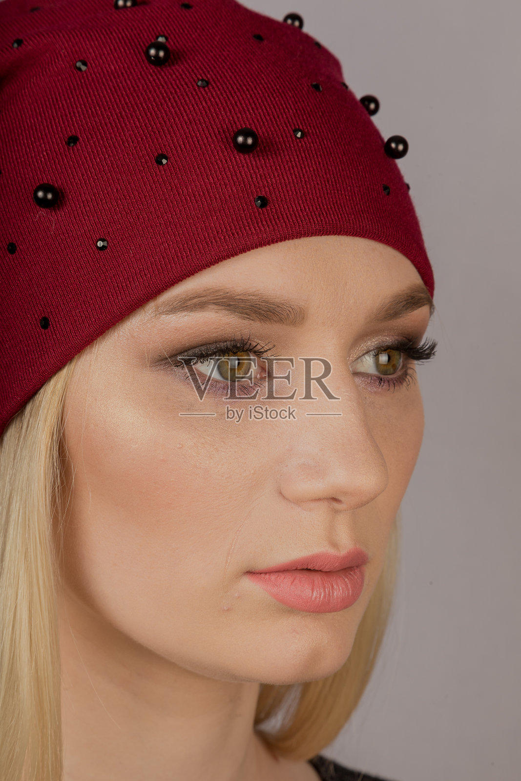 美丽的女孩，自然的化妆，戴着头饰，在灰色的背景照片摄影图片