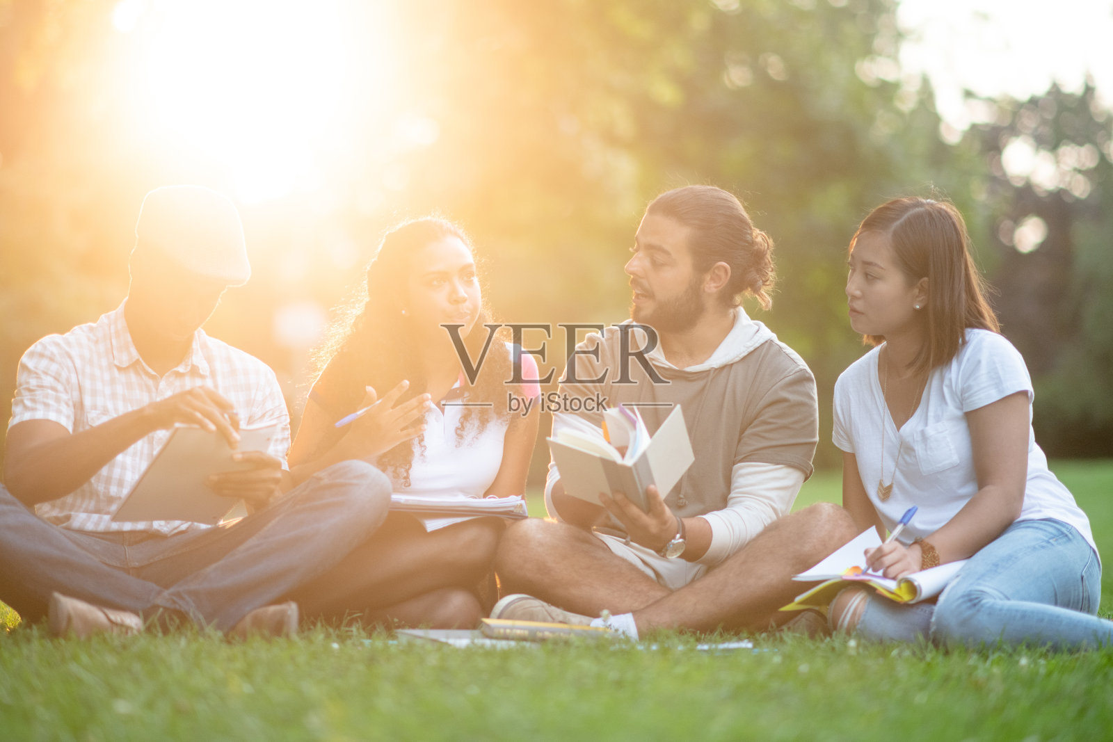 坐在大学的学生照片摄影图片