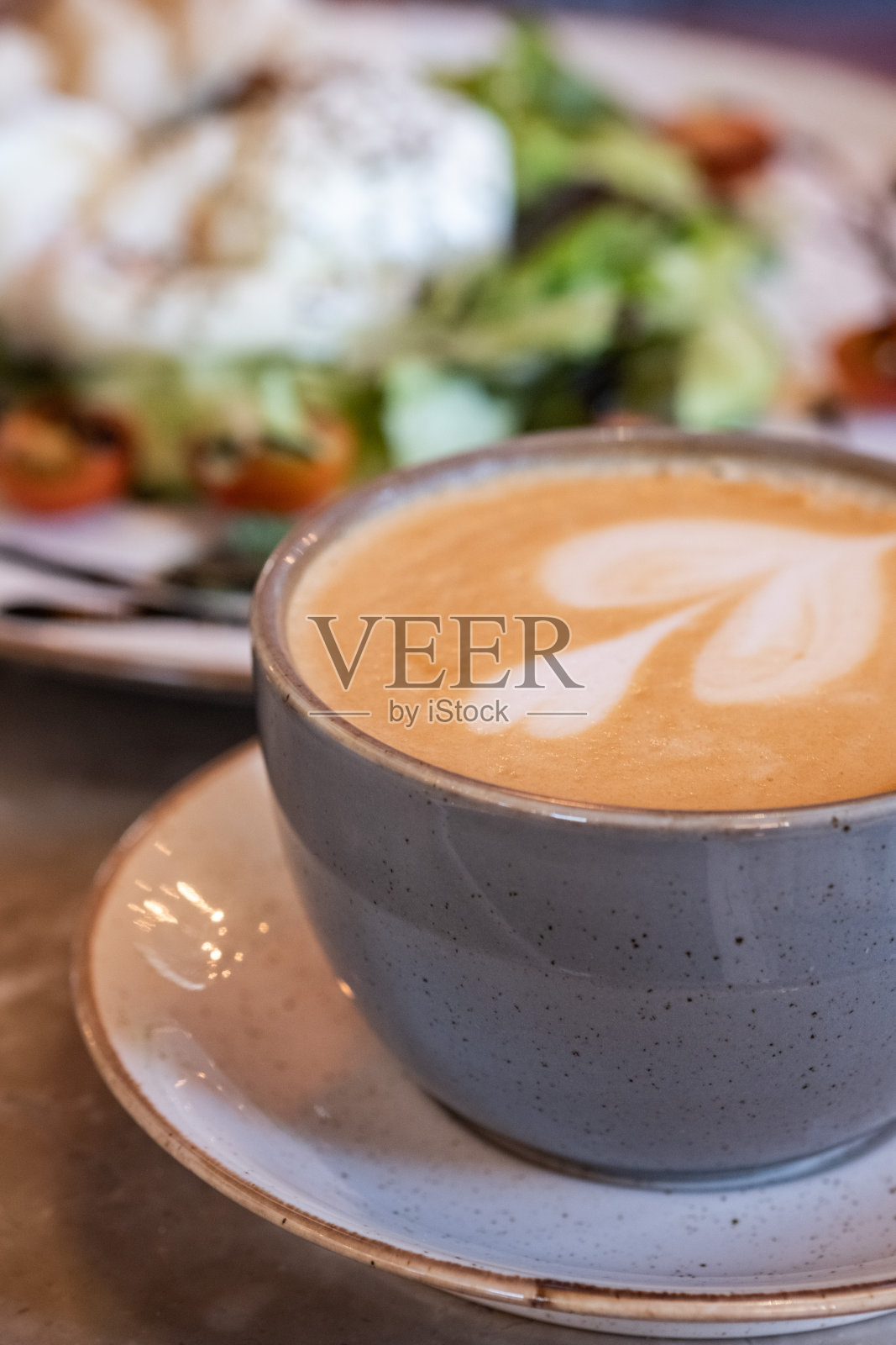 咖啡桌上的一杯卡布奇诺。拿铁咖啡艺术照片摄影图片