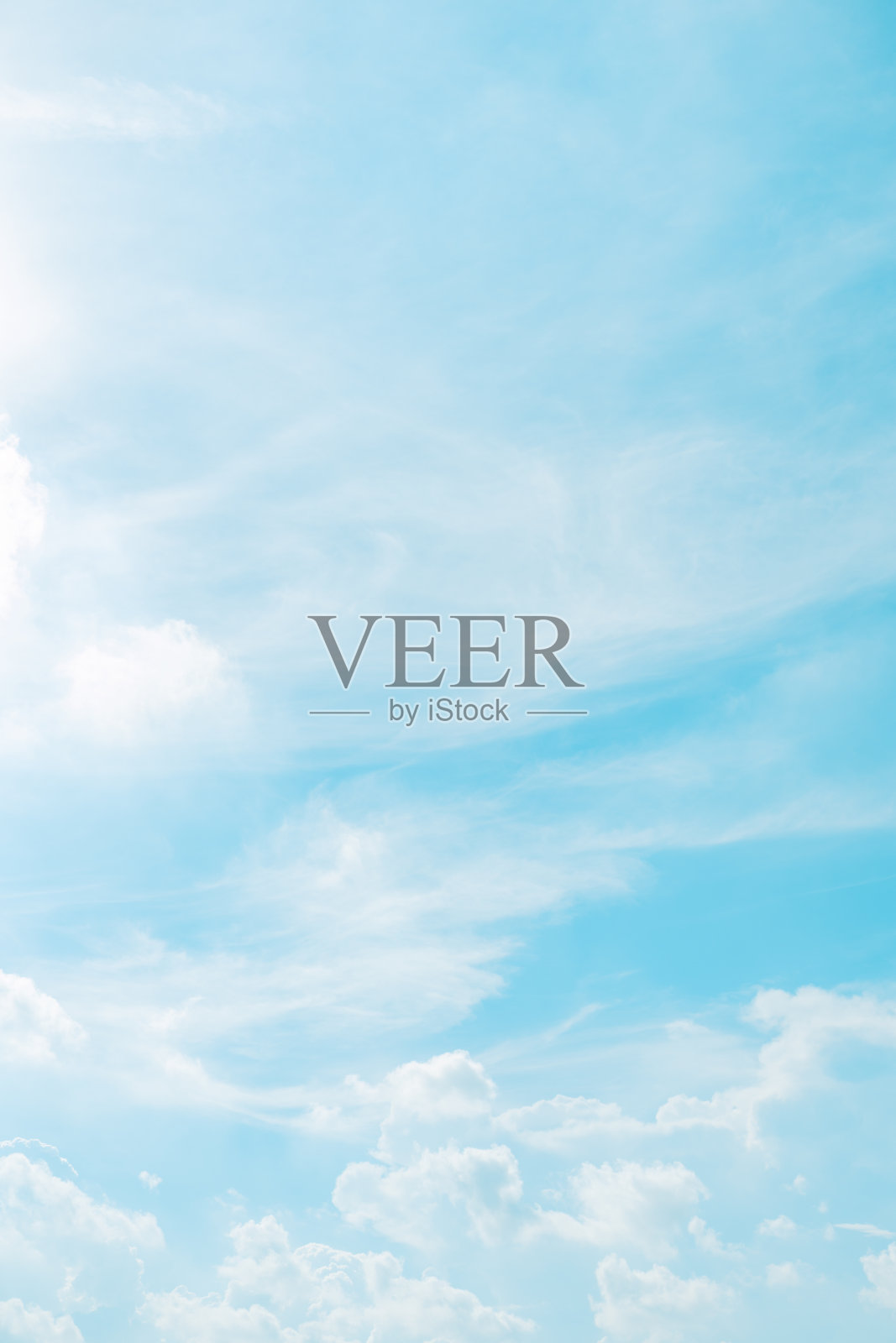 垂直框架春夏季节与美丽清澈明亮的天空和多云的背景与拷贝空间照片摄影图片