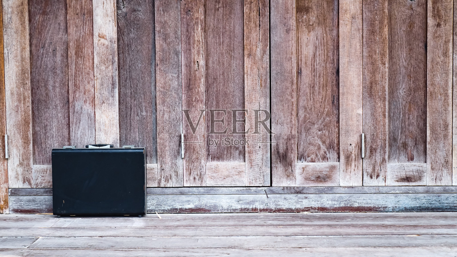 黑色商务皮包手提包与钥匙锁照片摄影图片