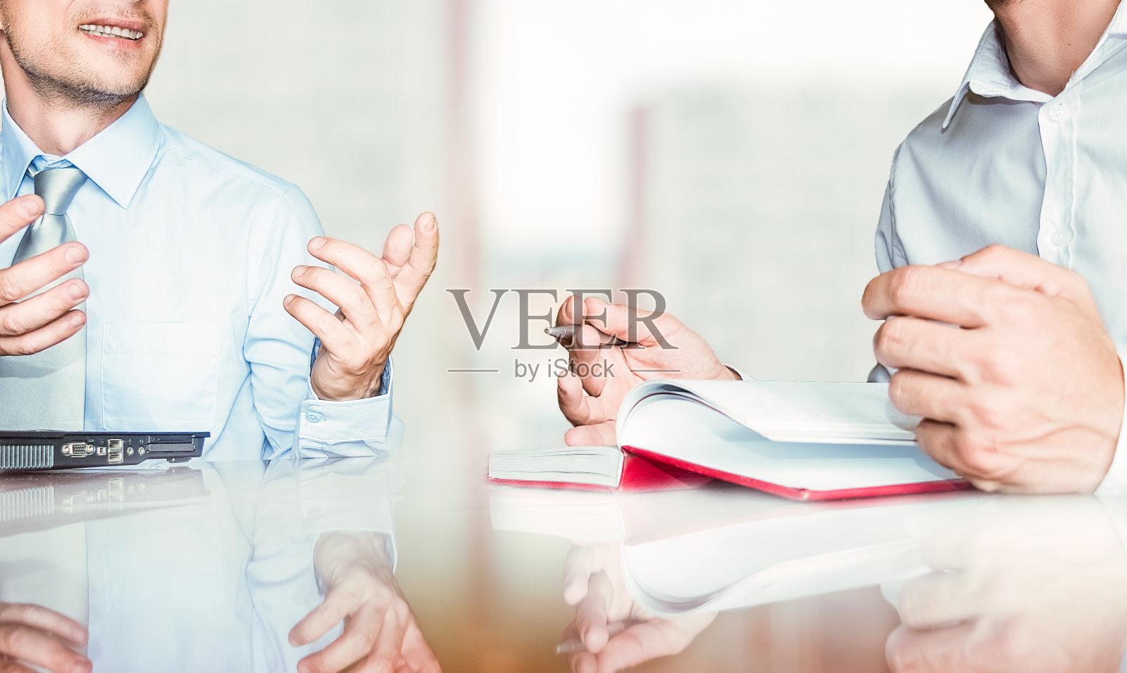 两个严肃的商人在办公室交谈和工作照片摄影图片