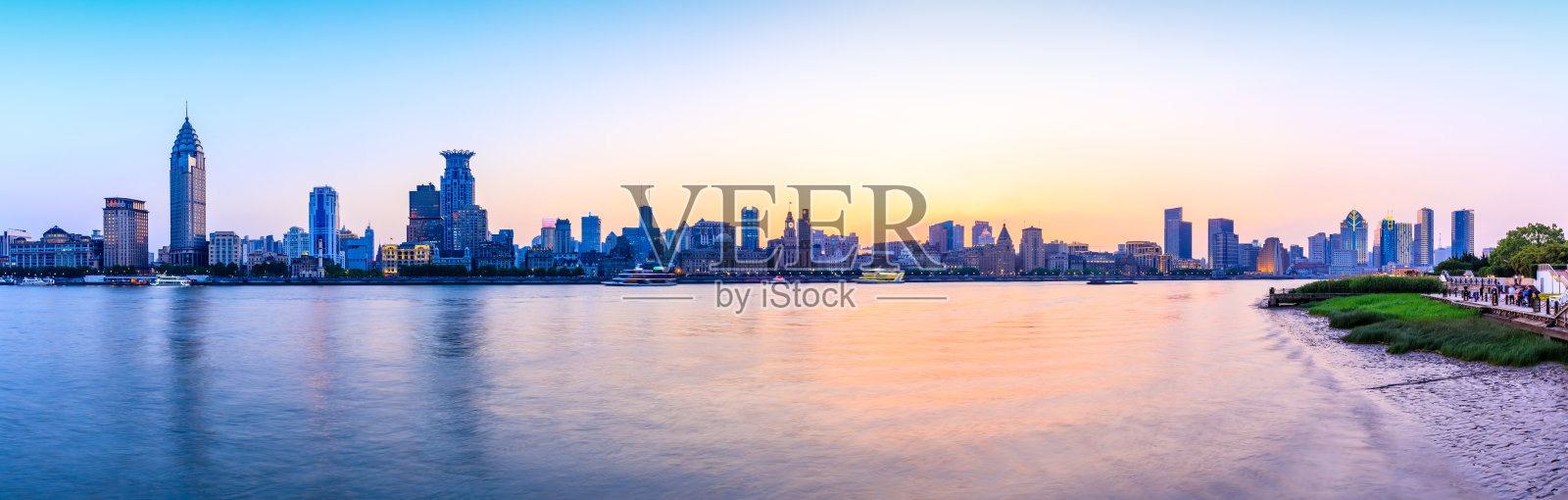 上海外滩美丽的城市天际线夜景照片摄影图片