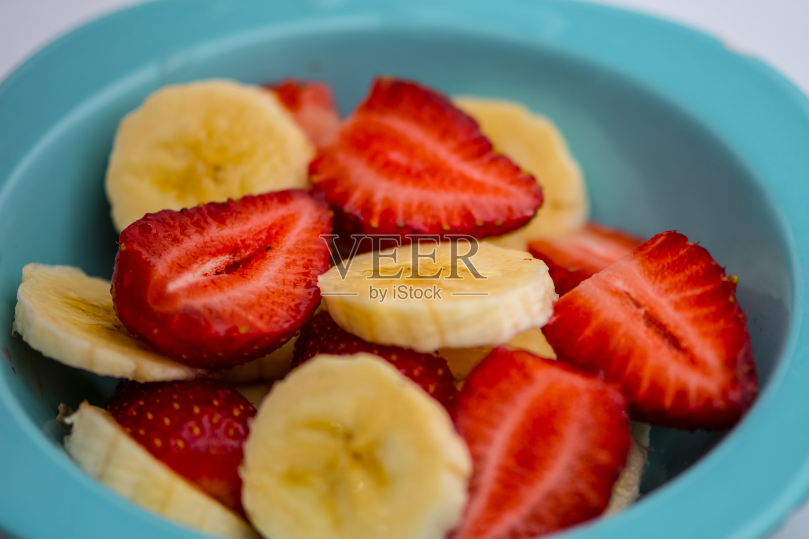 水果沙拉是在玻璃碗里准备的照片摄影图片