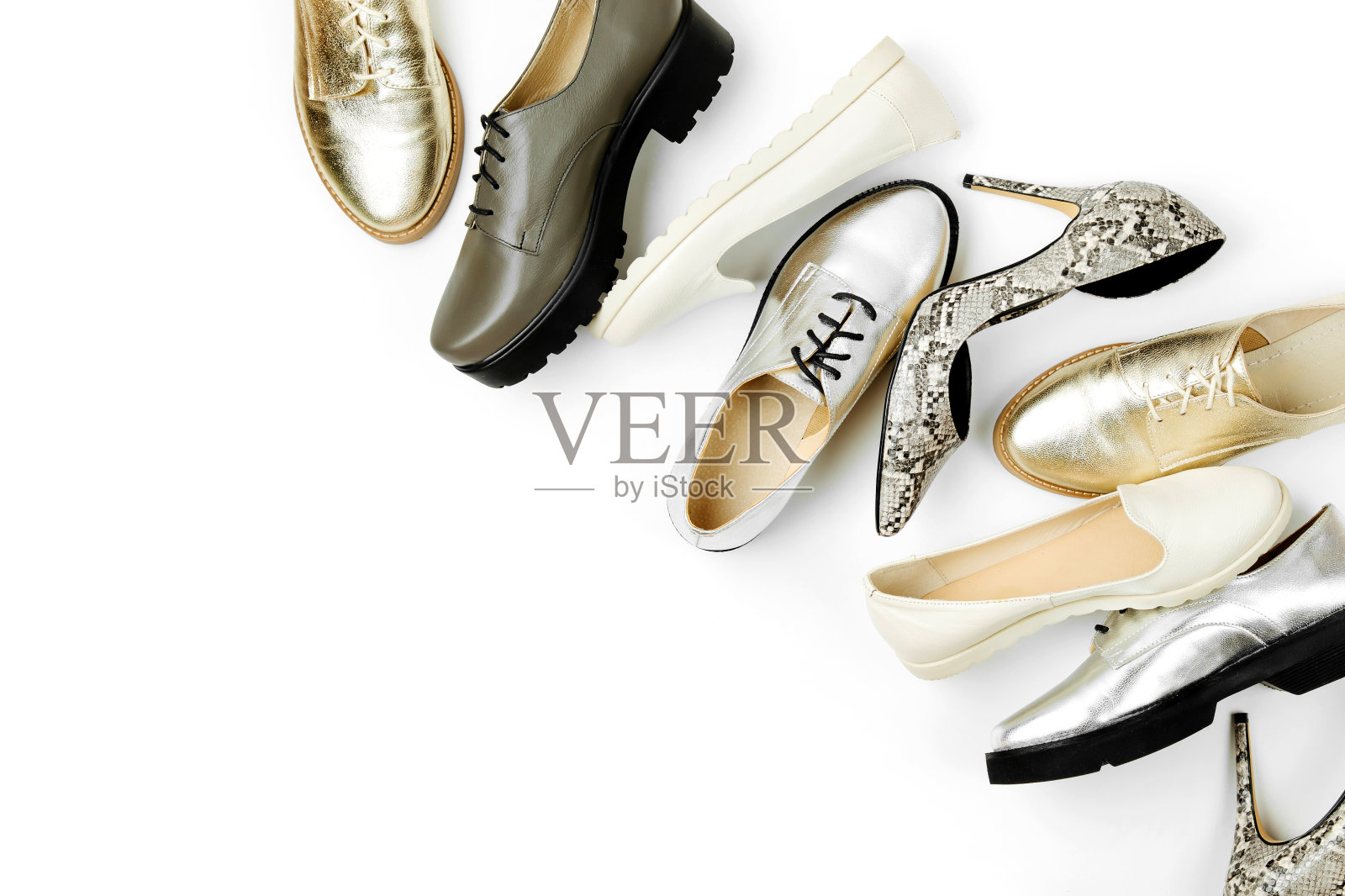 时尚的女性春夏或秋季鞋的金色和银色的颜色。美丽和时尚的概念。平躺，俯视图照片摄影图片