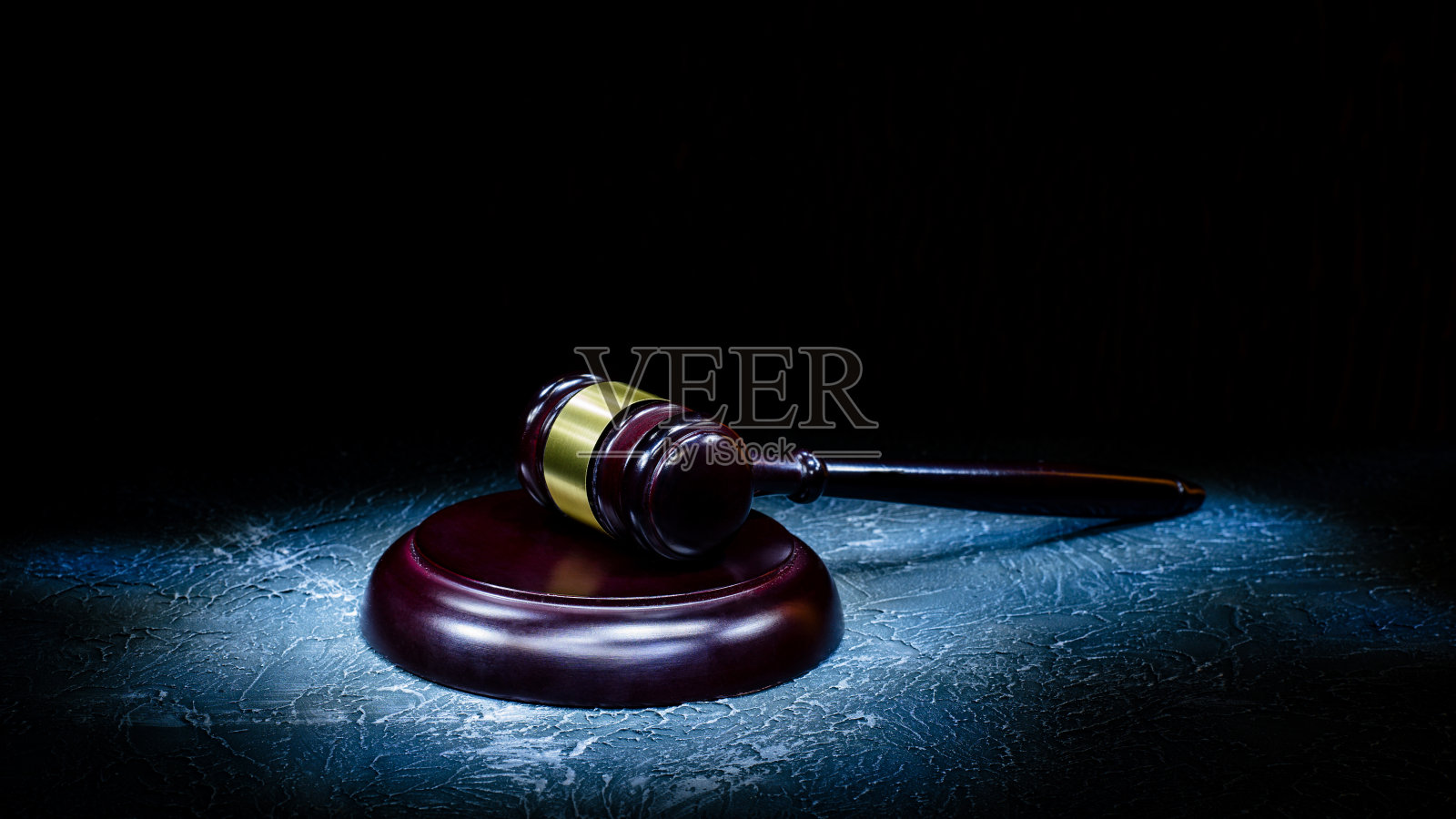 法官 gavel 放在石桌上照片摄影图片