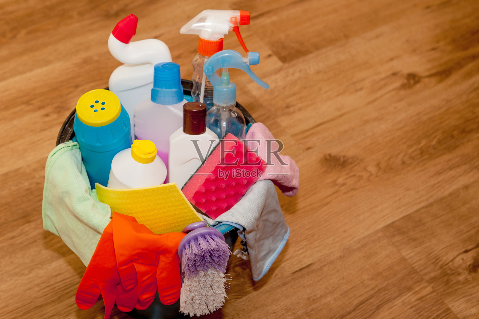 木桶中的清洁工具背景照片摄影图片