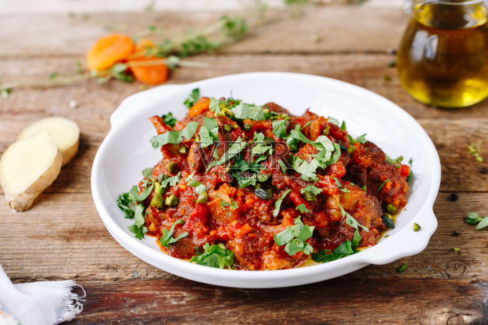 自制茄汁烤肉配欧芹。原料在背景照片摄影图片