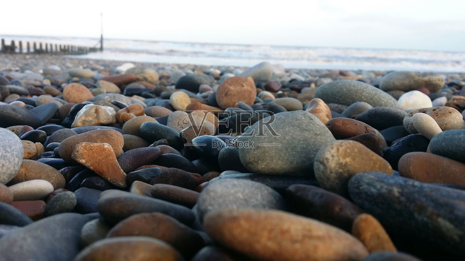 海滩上五颜六色的石头在大自然中美丽照片摄影图片